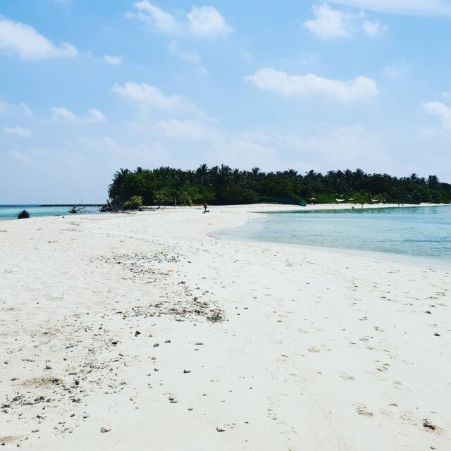 Omadhoo beach Maldives dream.
#theluckyworld #omadhoomaldives #maldivesbeach #budgettravel #dreamtravel